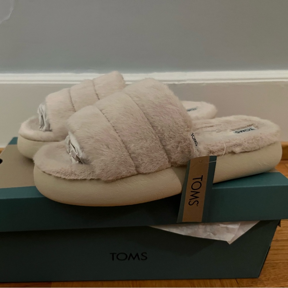 NWT toms mallow slide